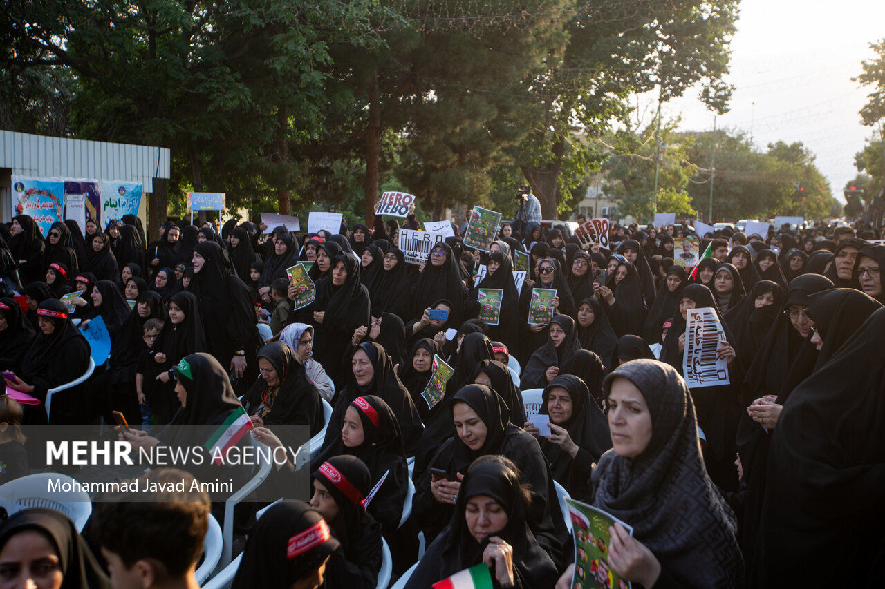 تصاویر: اجتماع بزرگ زینبیون در قزوین