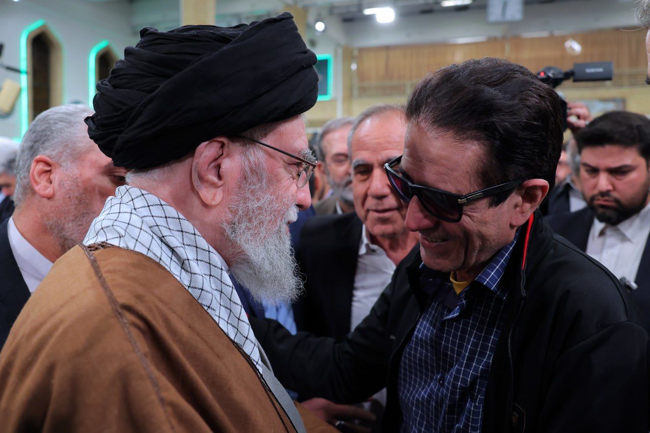 رهبر انقلاب: شعر متعهد و انقلابی رو به رشد است