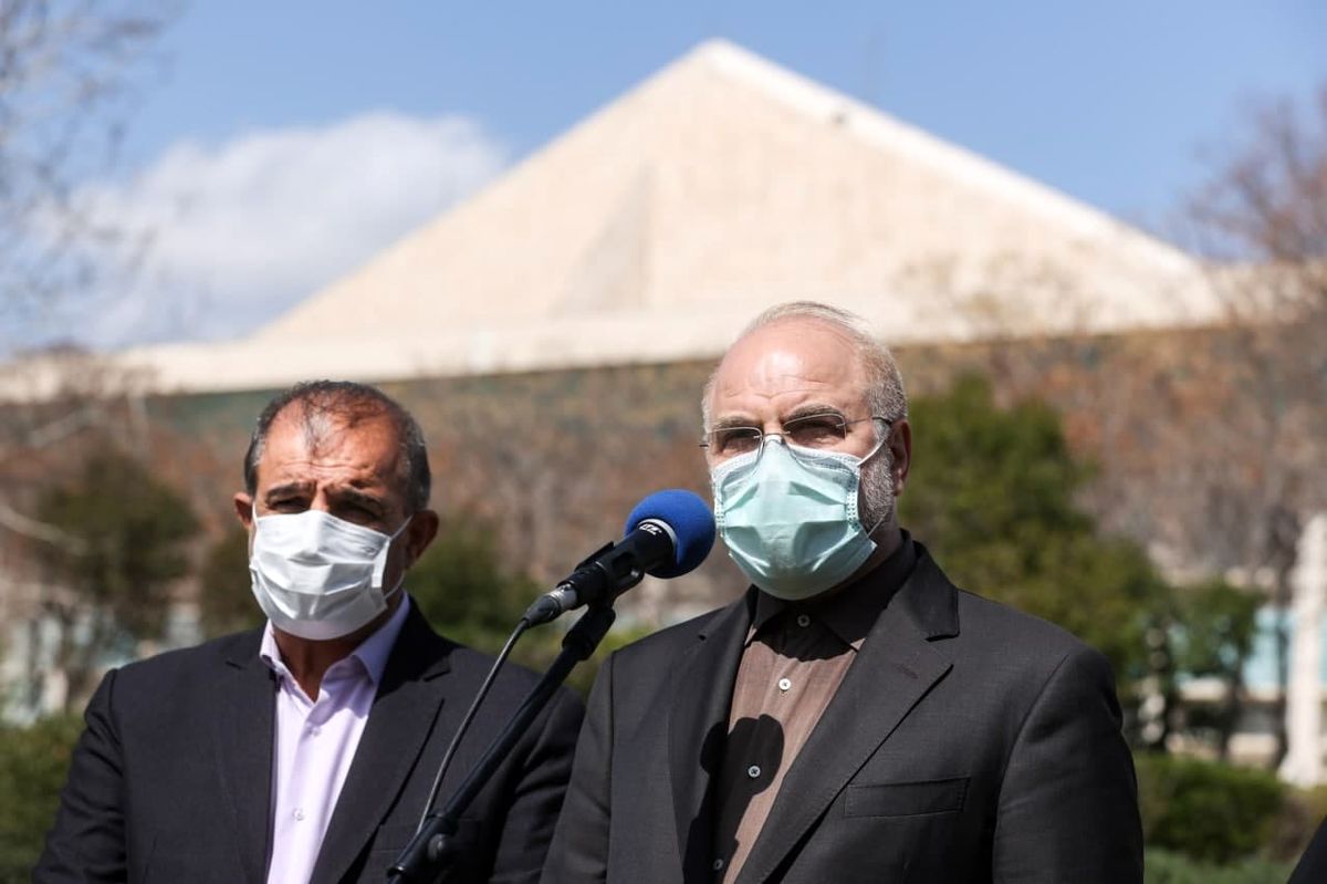  آنچه امروز در حیاط سبز بهارستان گذشت: رئیس مجلس نهال سیب کاشت