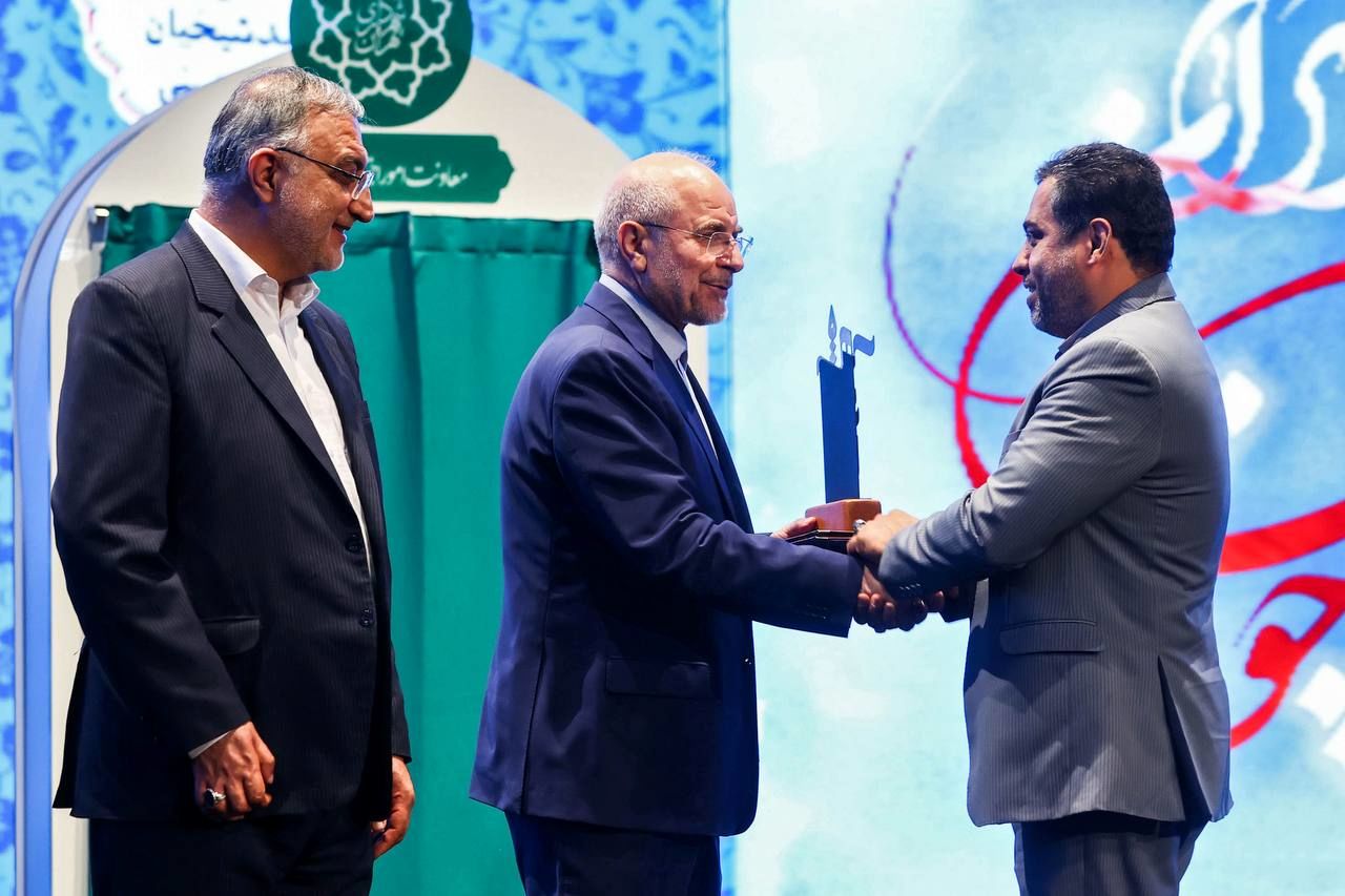 تصاویر: تقدیر از خانواده شهدای جنگ تحمیلی ۱۲ روزه توسط قالیباف
