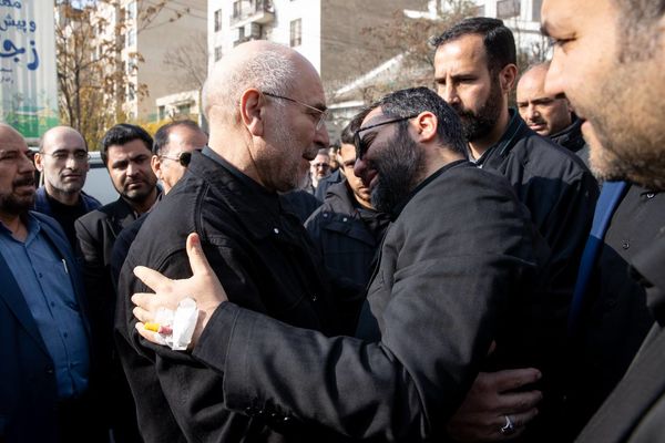 تصاویر: حضور‌ قالیباف در مراسم تشییع همسر و فرزند سقاب اصفهانی 