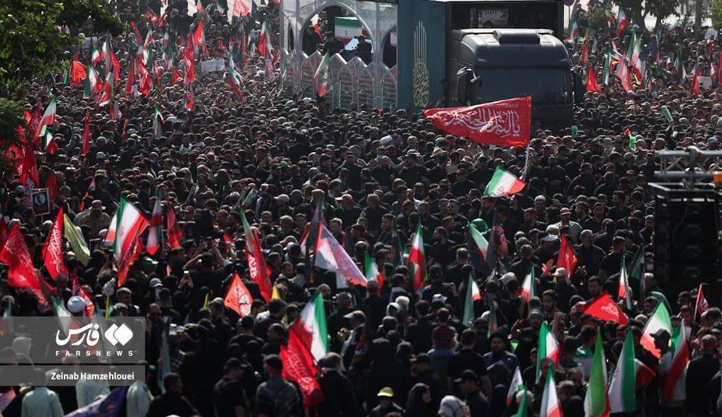فیلم: شعار لبیک یا حسین مردم عزادار در کنار خودروی حامل پیکر مطهر رهبر شهید انقلاب 