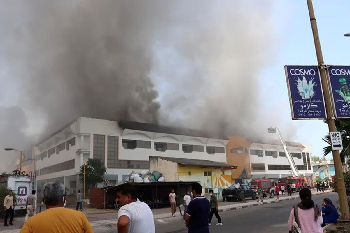 مهار آتش‌سوزی مجتمع ونوس منطقه آزاد انزلی پس از ۱۳ ساعت