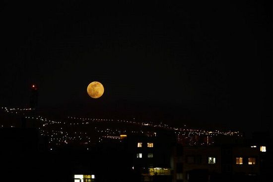 تصاویری زیبا از پدیده ابرماه در تهران 