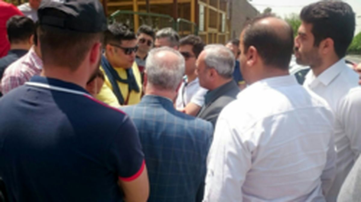 تجمع هواداران پرسپولیس مقابل وزارت ورزش - حضور گرشاسبی در بین معترضین