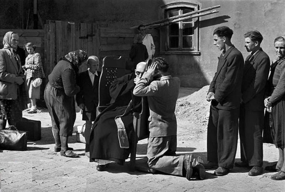 عکس/ صف اعتراف در فضای باز !