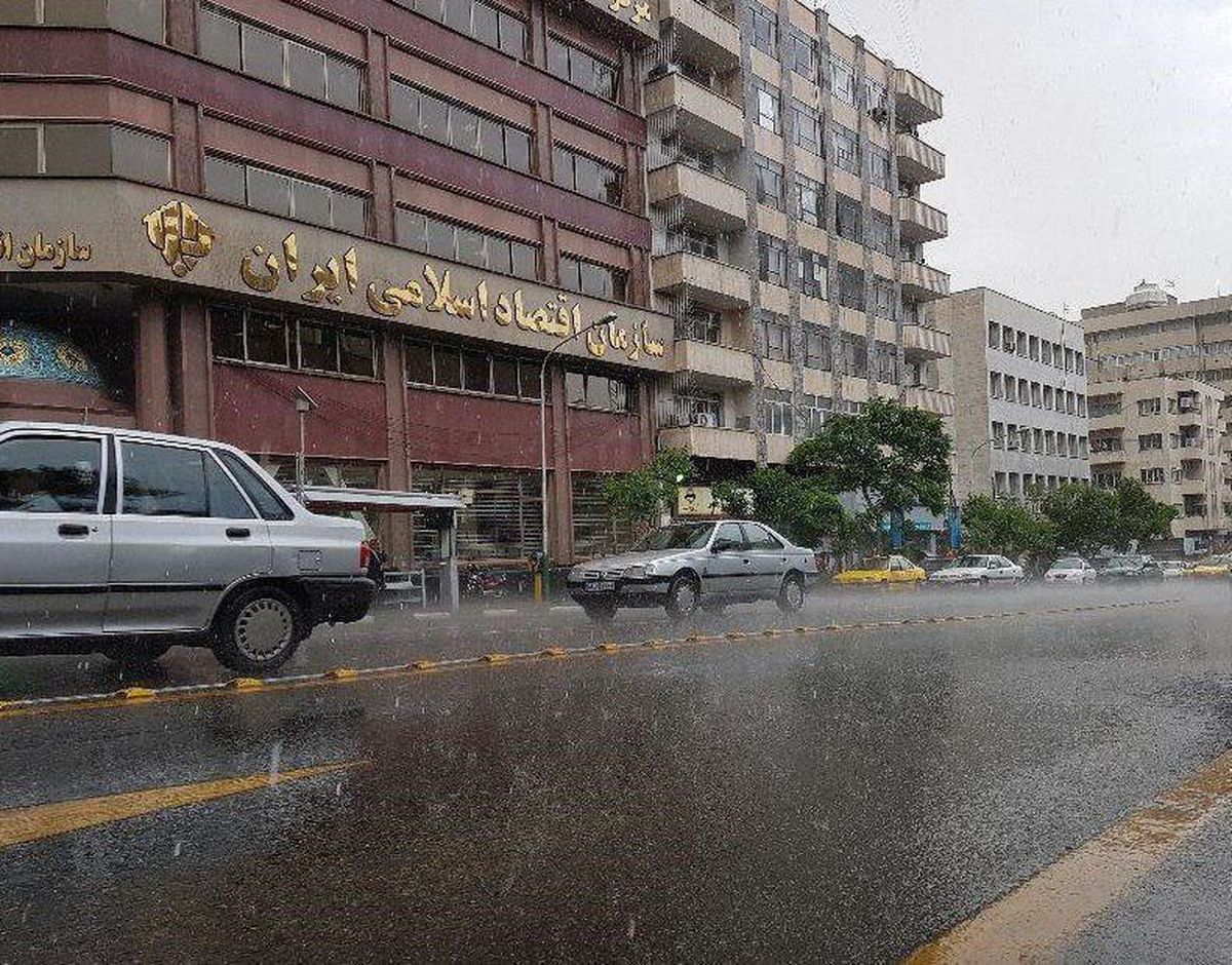 آغاز بارش باران و تگرگ در پایتخت +عکس
