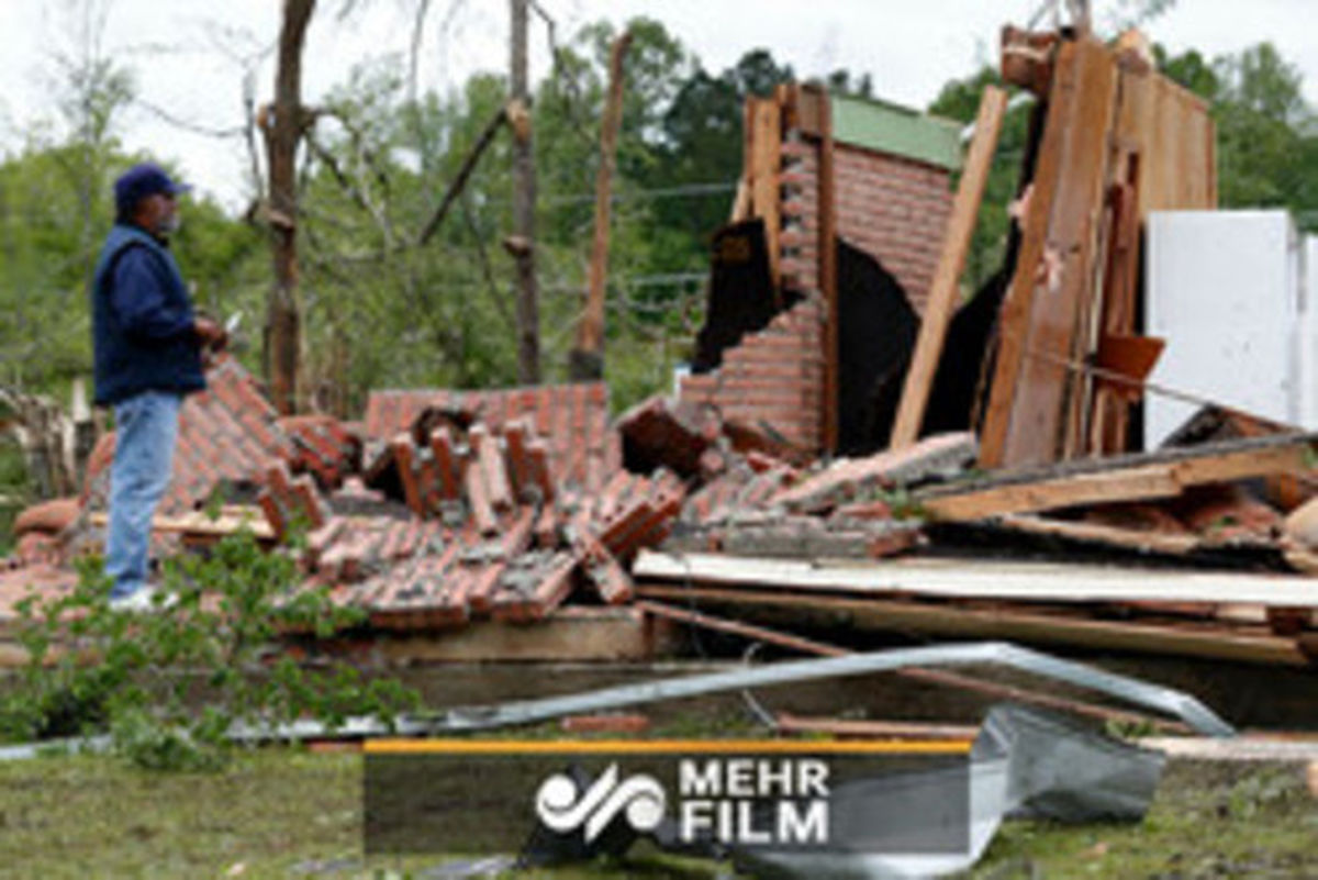فیلم: وقتی باد شدید کارگر امریکایی را به هوا می‌برد