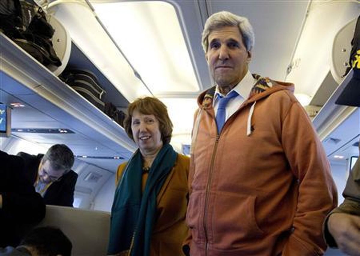 اشتون در هواپیمای جان کری /عکس