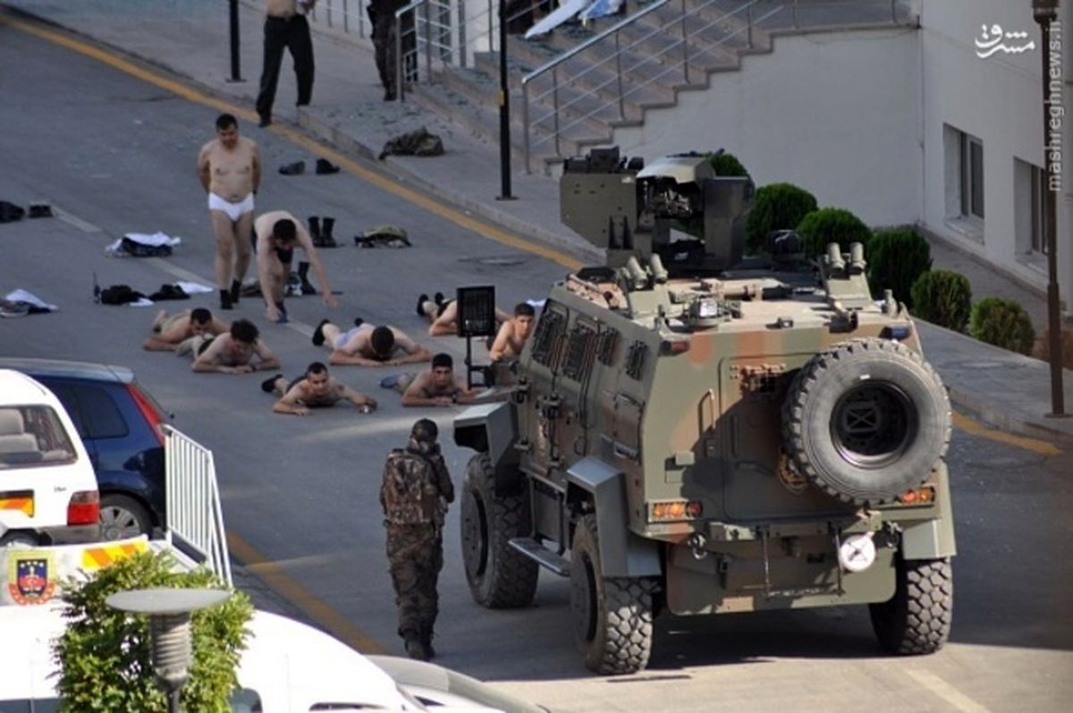 عکس: تسلیم شدن کودتاگران برهنه