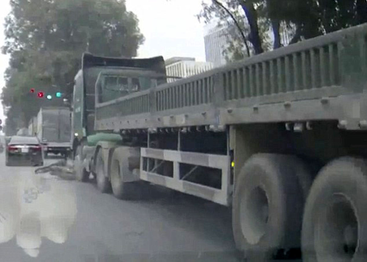 نجات معجزه‌آسای زن جوان از زیر تریلی درحال حرکت +عکس