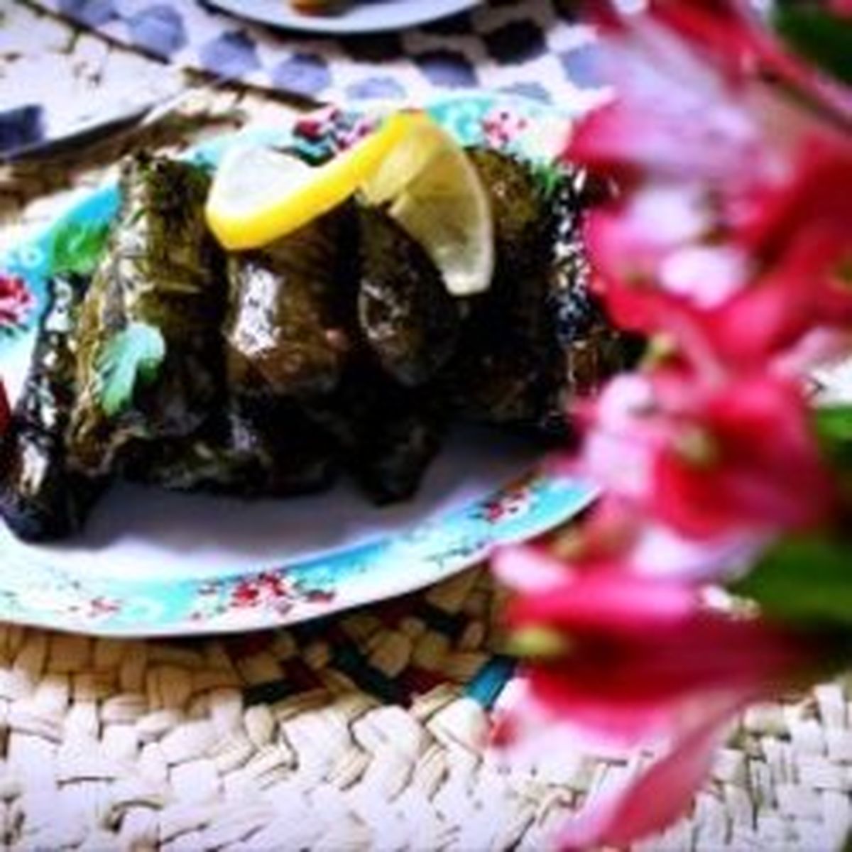 دستور پخت دلمه رولی به‎همراه سس لیمو ترش