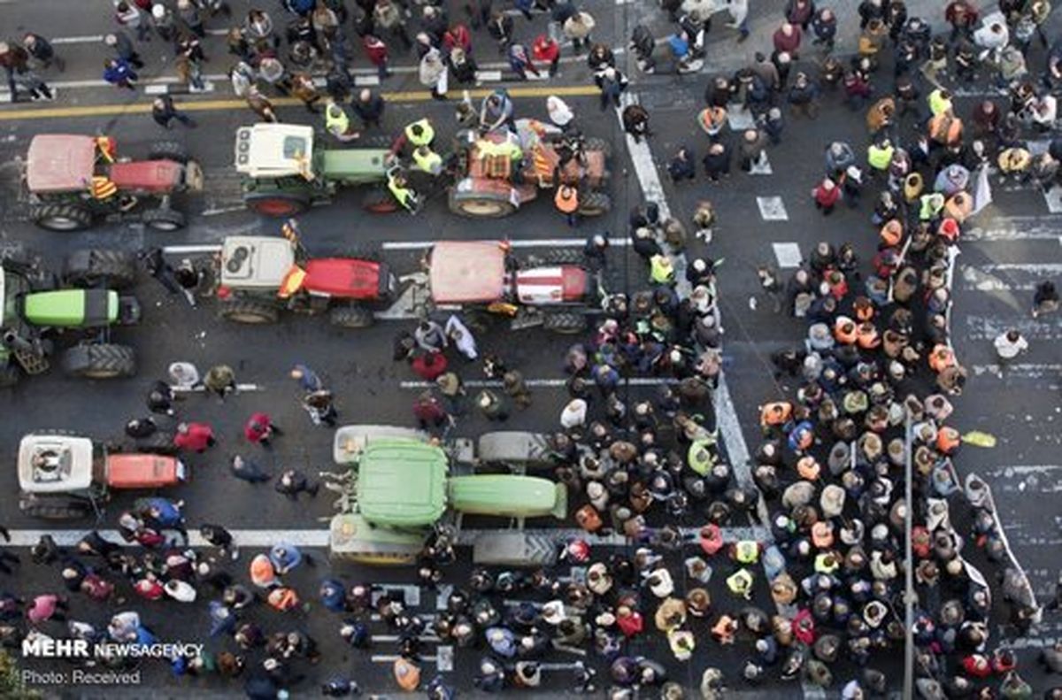 تصاویر: اعتراض کشاورزان با تراکتور در اسپانیا
