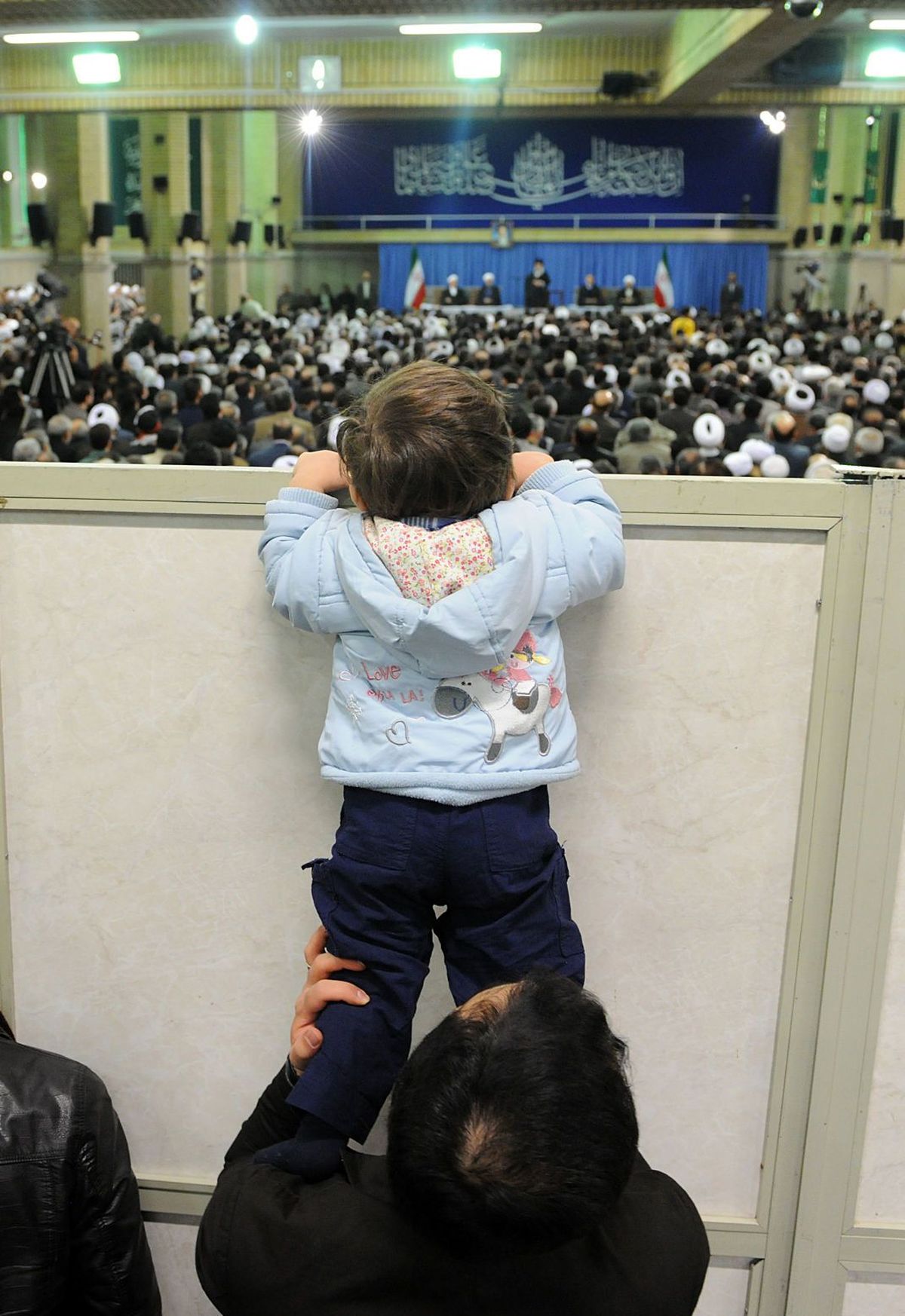 عکس/تلاش‌کودک‌برای‌دیدن‌رهبر‌معظم‌انقلاب