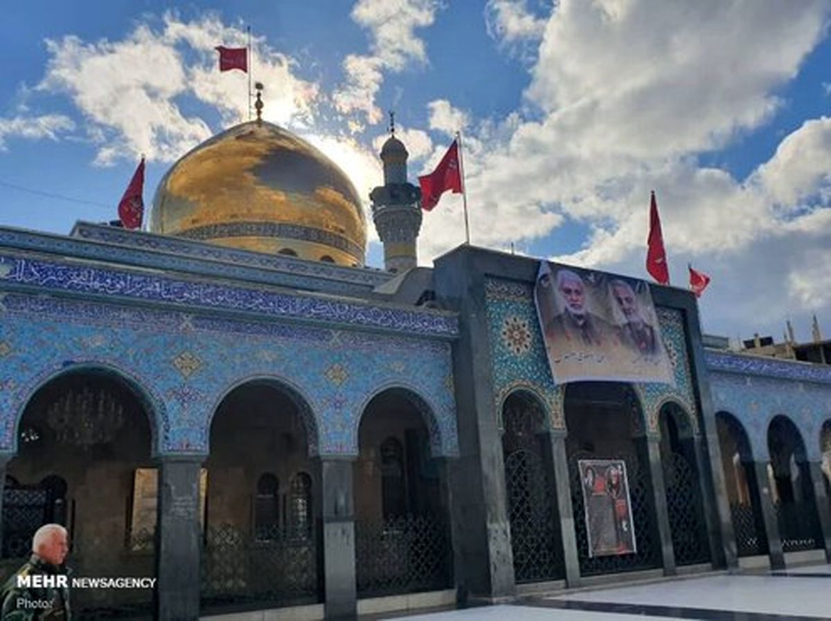 تصاویر فرمانده مدافعان حرم بر دیوارهای حرم زینب (س)