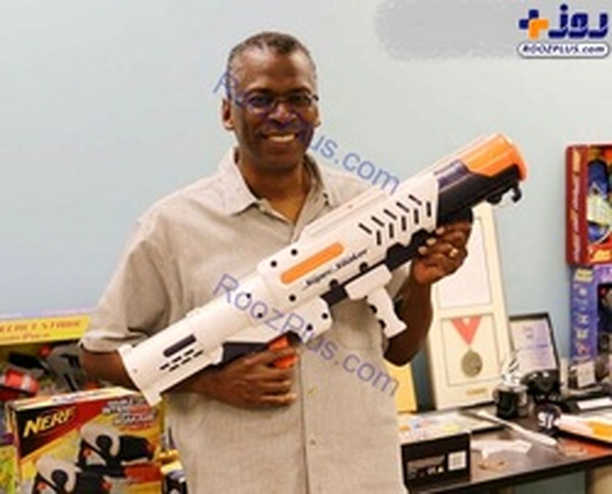 دانشمندی که مخترع تفنگ آبپاش است +عکس