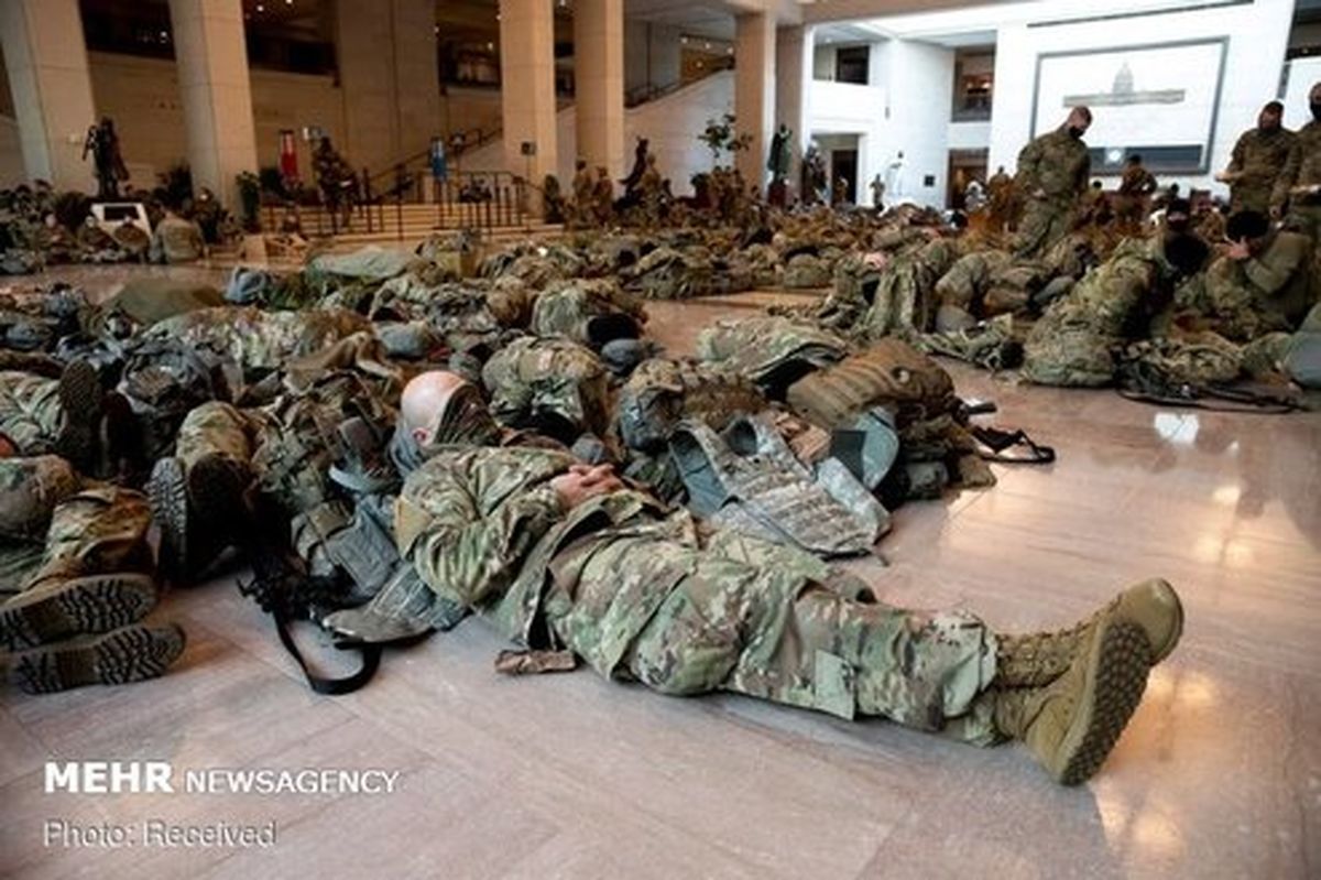 تصاویر: وضعیت عجیب سربازهای آمریکایی در ساختمان کنگره