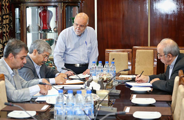 عکس/ زنگنه در دفتر کارش