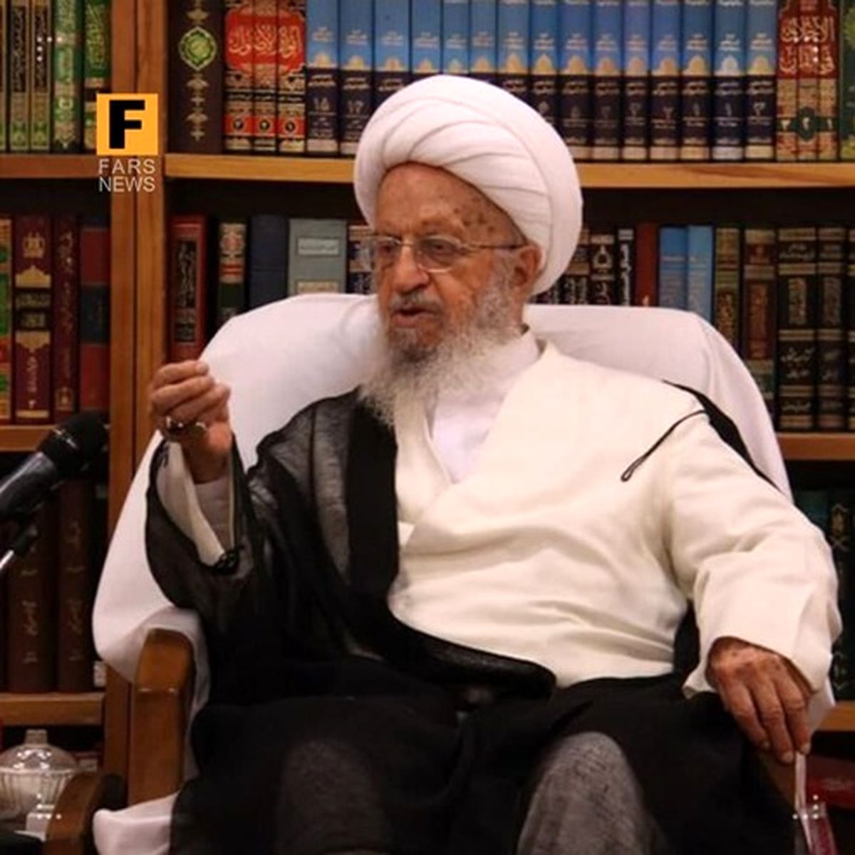 آیتالله مکارم: چرا نظارتی بر فروش آزاد کالاهایی با ارز دولتی نمیشود