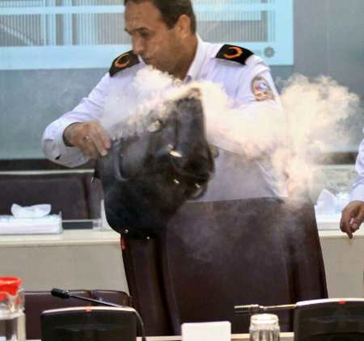 انفجار پاوربانک یک خبرنگار در نشست خبری +عکس