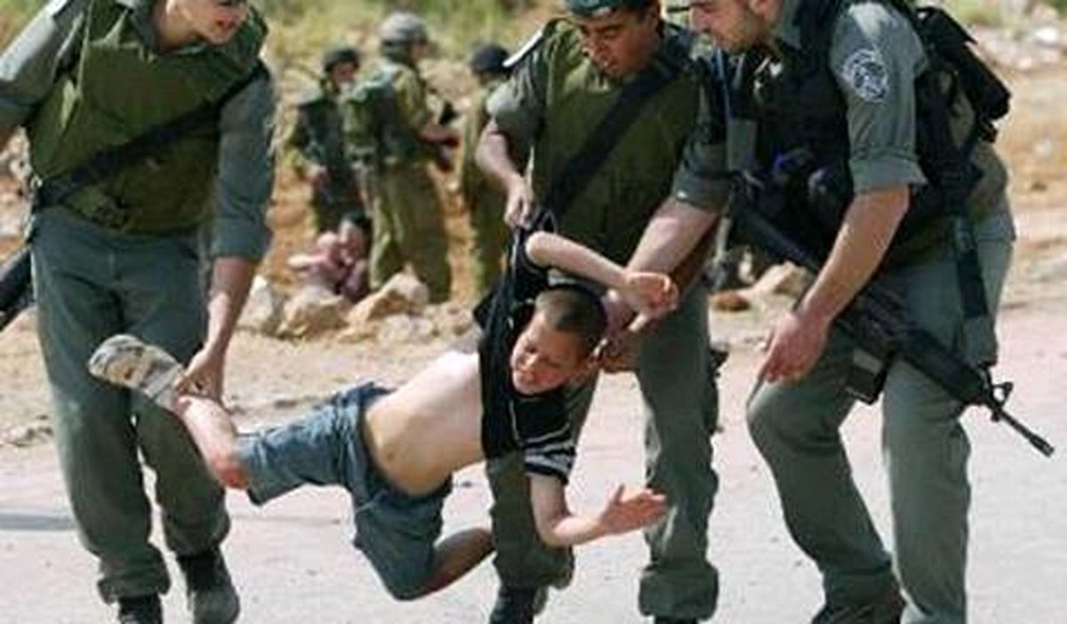 ضربوشتم کودک فلسطينی توسط نظامیان اشغالگر +عکس