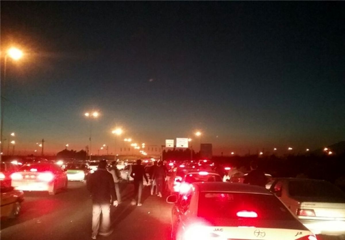 ورزشگاه پُر شد، هزاران نفر پشت درهای بسته +عکس