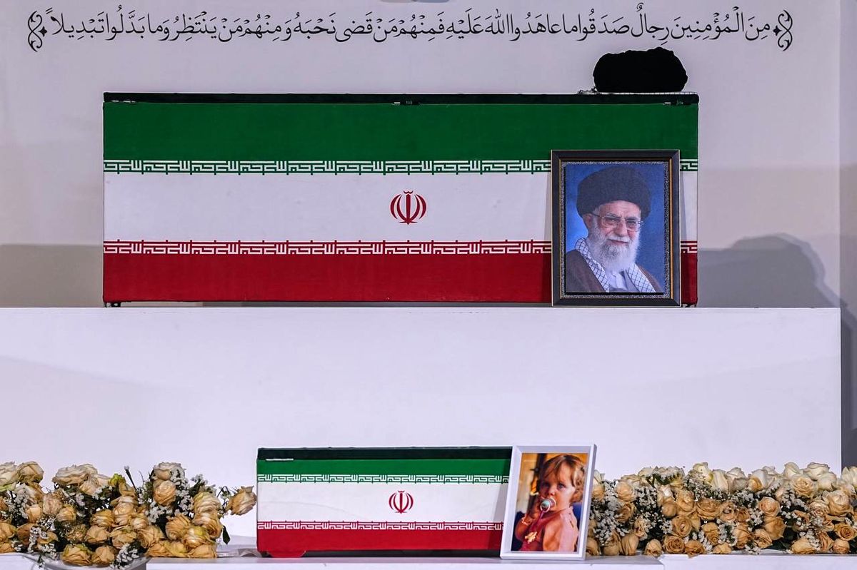 آیه ای که در جایگاه پیکر رهبر شهید انقلاب نصب شده است