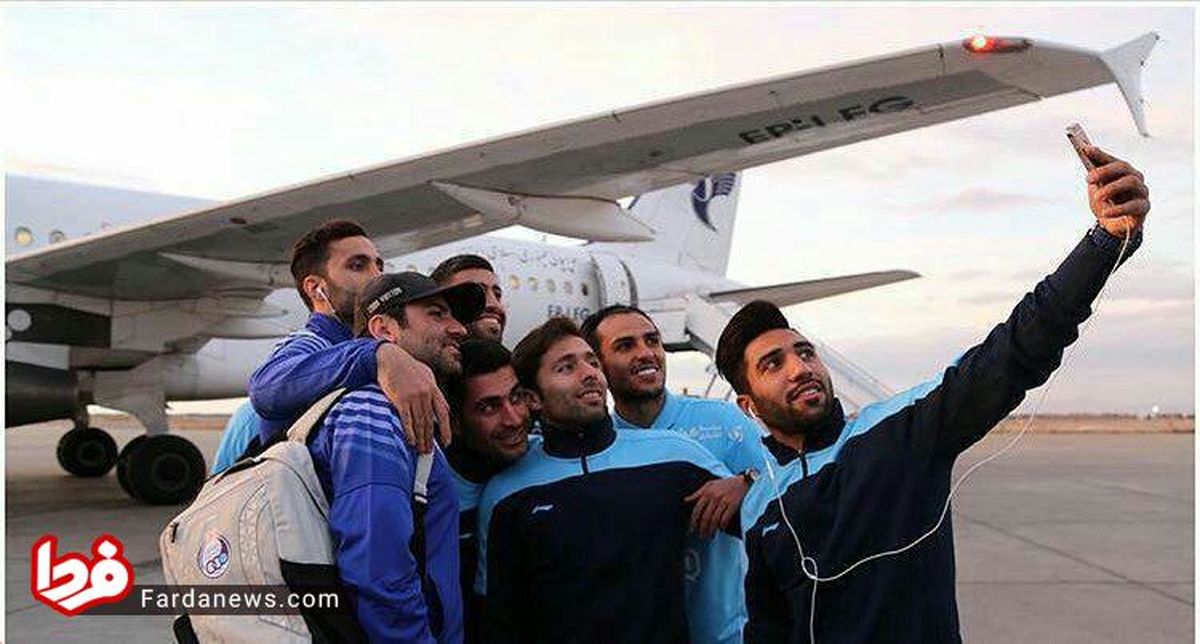 عکس: سلفی آبی ها در فرودگاه