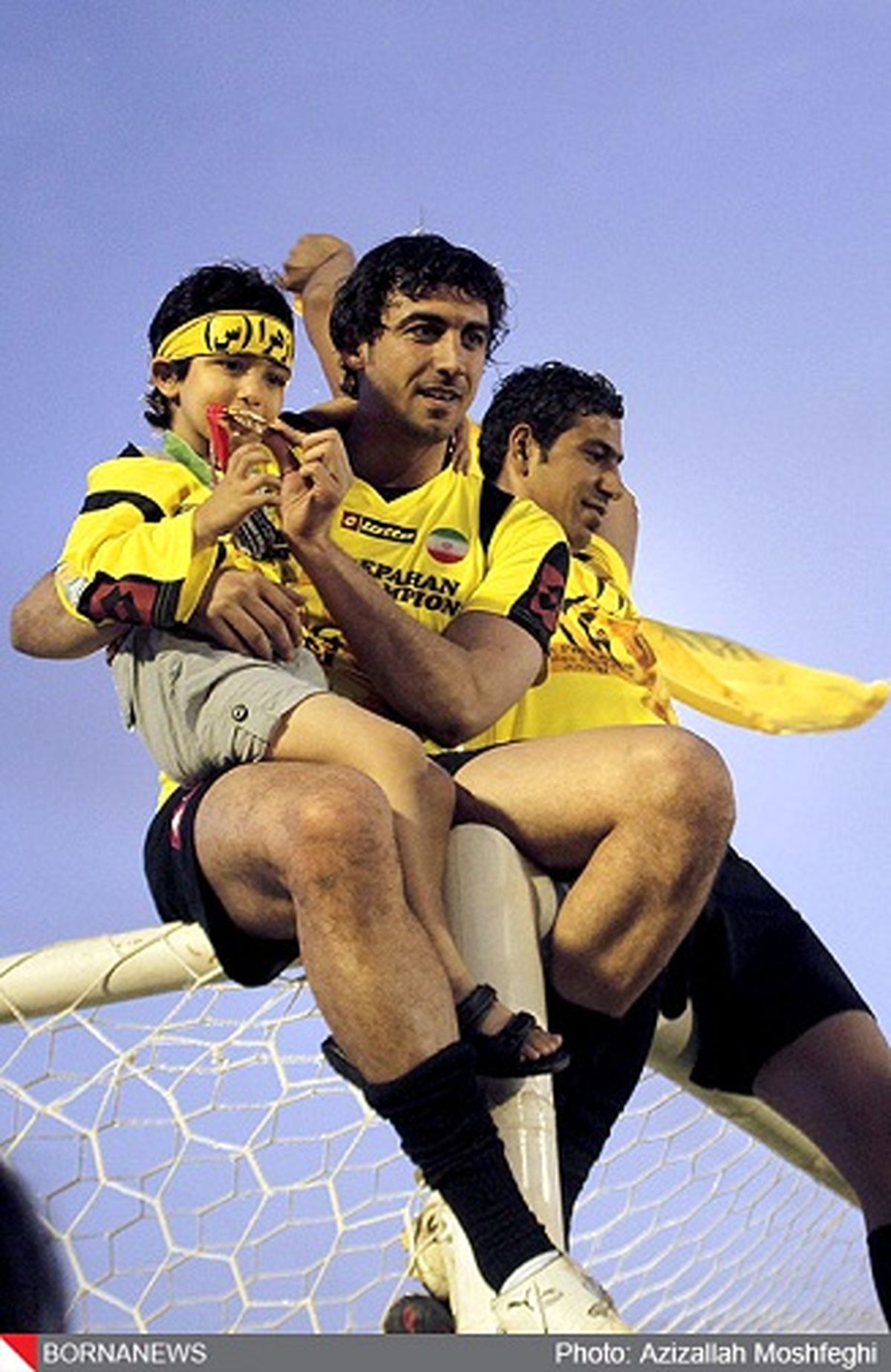 جشن خانوادگی رحمتی روی تیرک دروازه + عکس