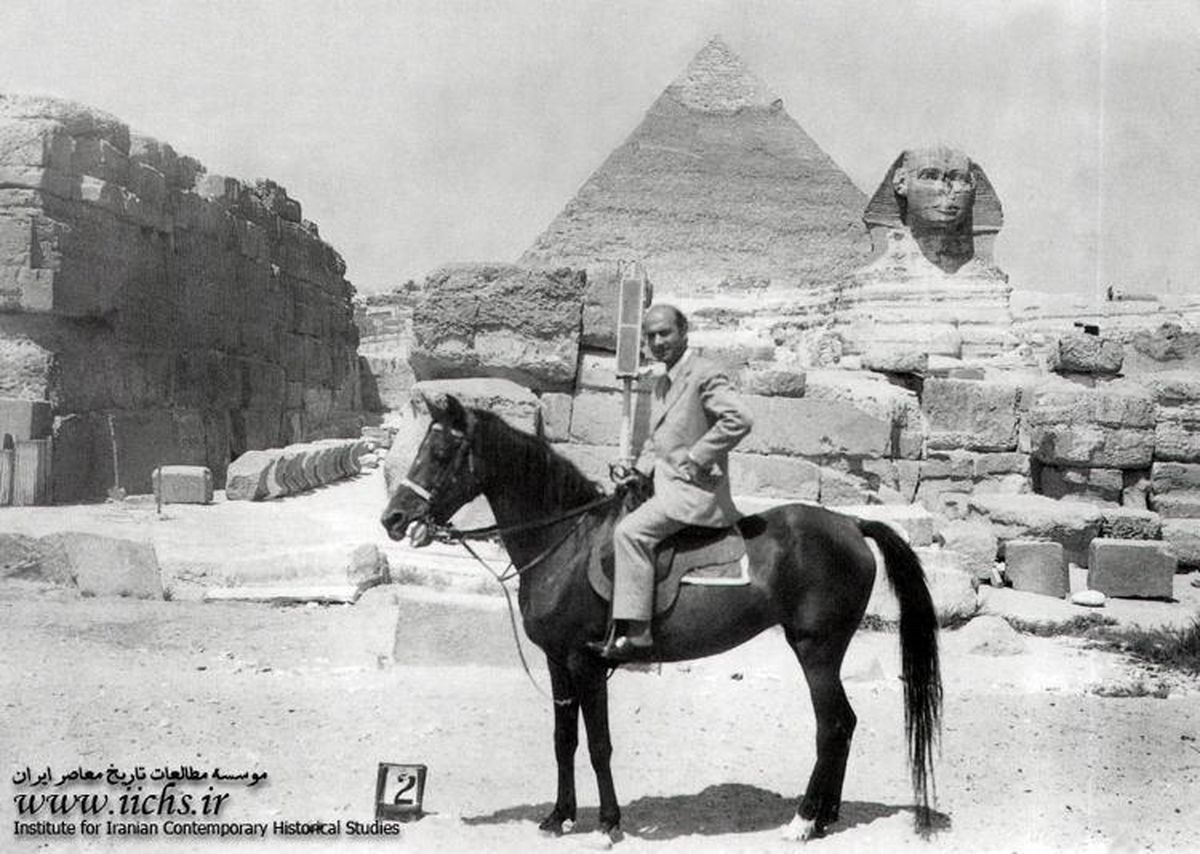 عکس: دکتر علی شریعتی در کنار اهرام ثلاثه