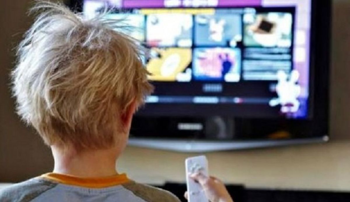 آیا تماشای فیلم راه مناسبی برای مشغول کردن کودکان است؟