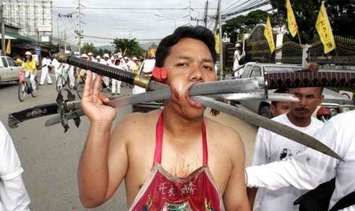 عکس/مردی که شمشیر می خورد!