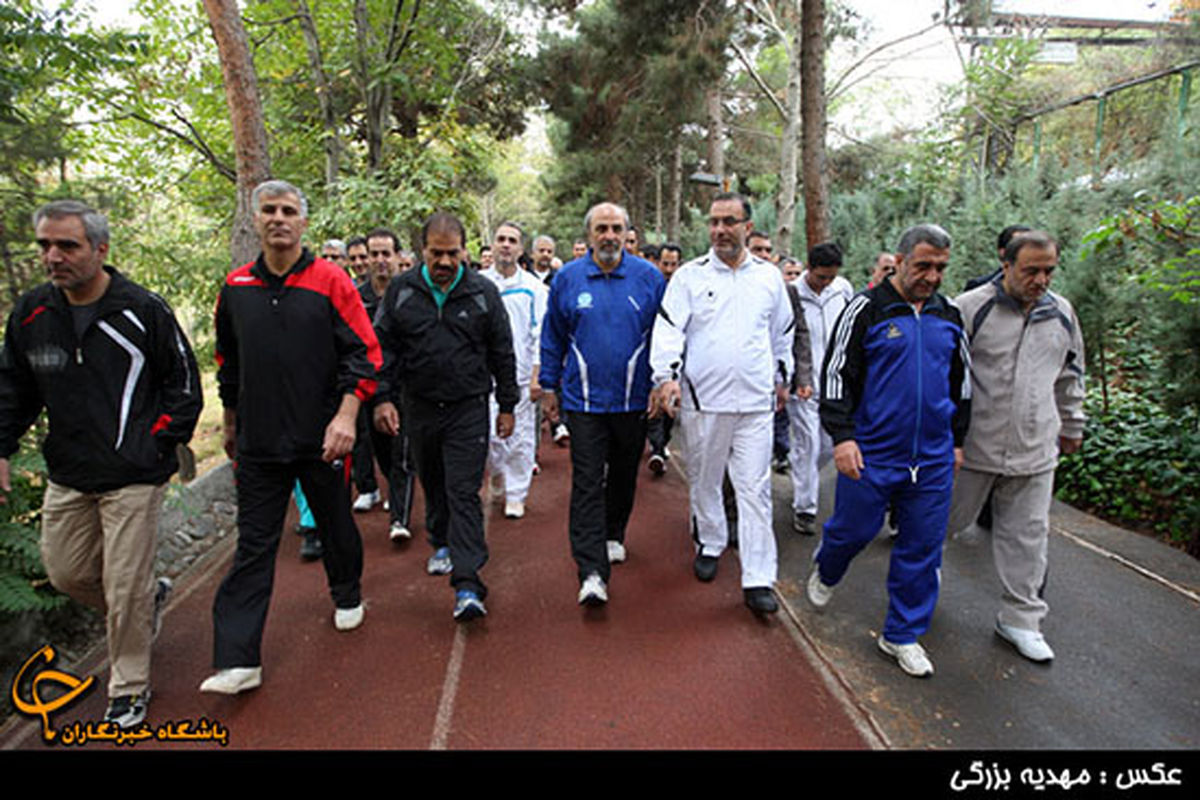 پیاده‌روی وزیر ورزش/ تصاویر