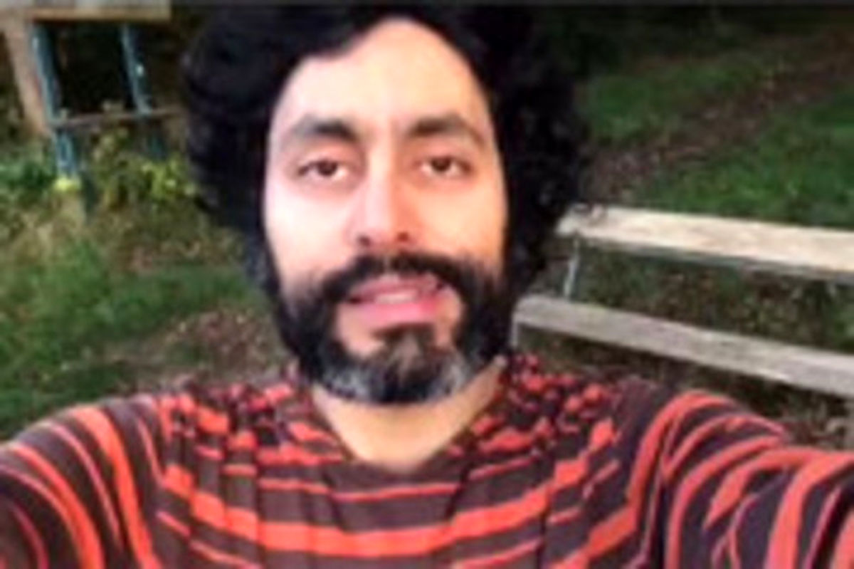 مدل عجیب تک پسر بهزاد فراهانی برای معرفی نمایشگاه نقاشی اش در پاریس! +فیلم