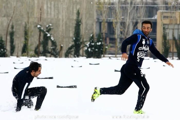 وضعیت رختکن استقلال و پرسپولیس در بین دو نیمه دربی ۸۴ از زبان حنیف عمران زاده