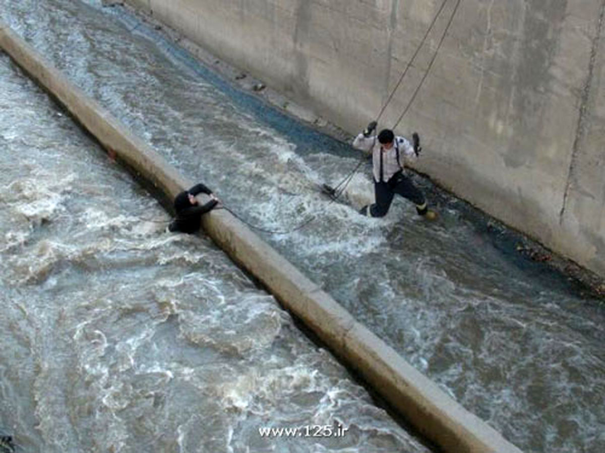 عکس: نجات خانمی از کانال‌آب خیابان‌دماوند