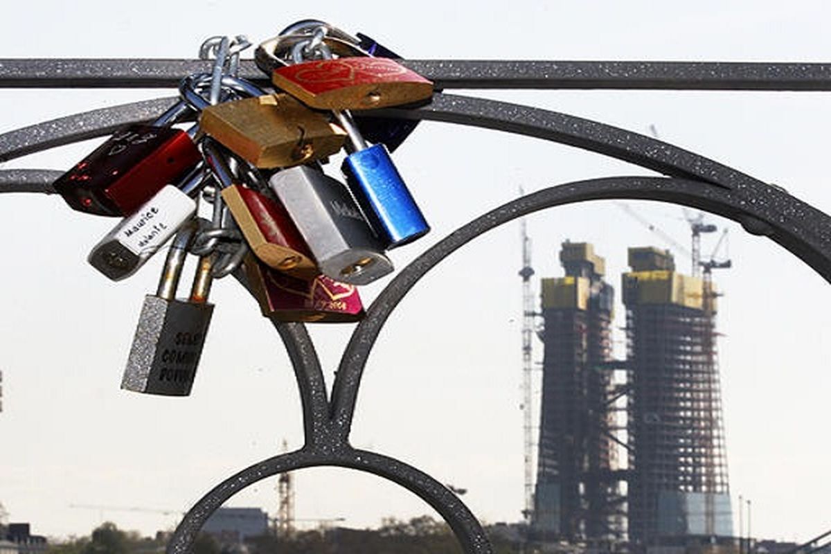 عکس/ دخیل بستن به پل عابر پیاده!