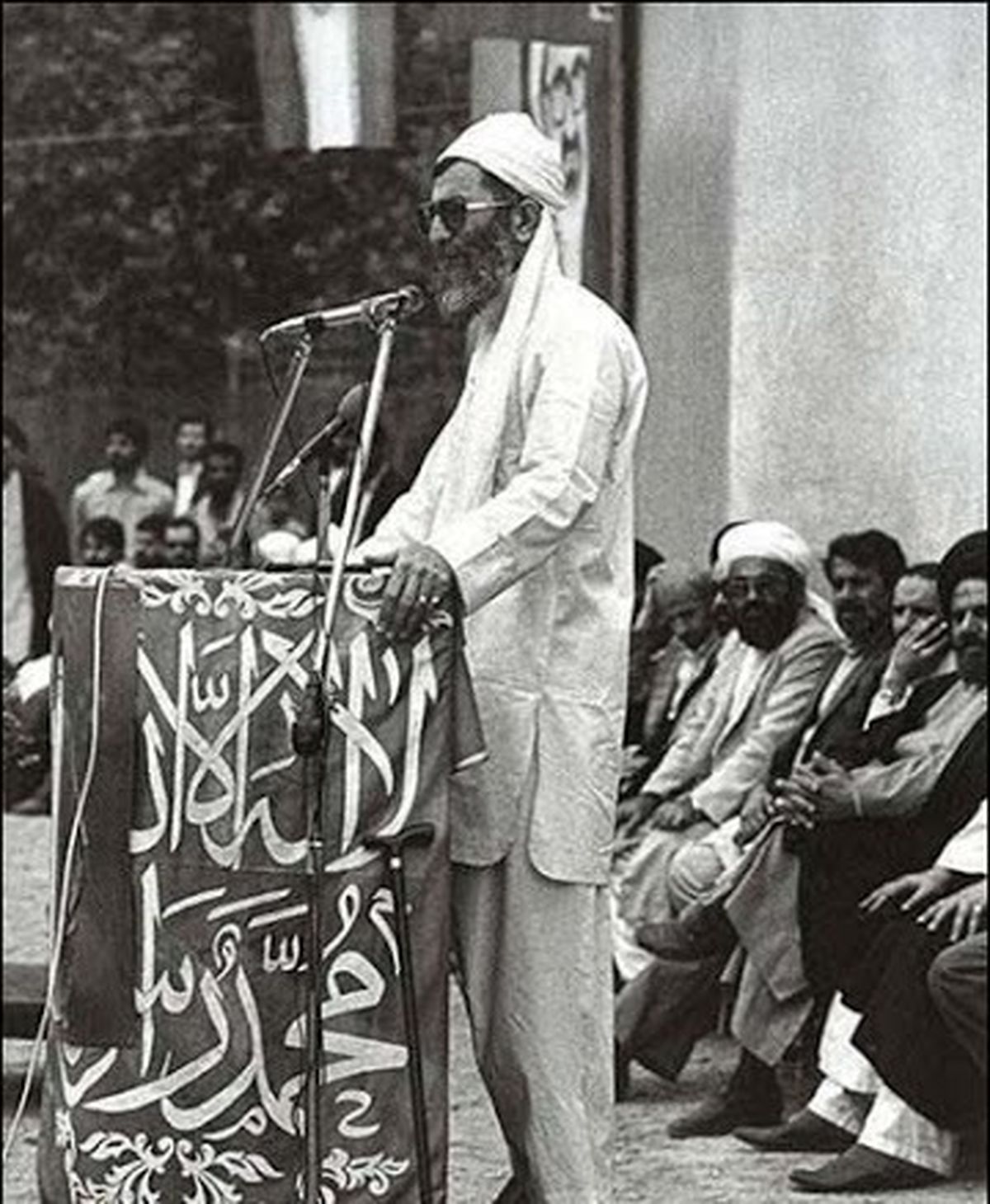 رهبرانقلاب در لباس بلوچی/عکس