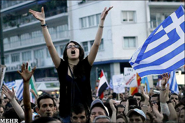 آتش زدن پرچم نازی درسفر مرکل /عکس