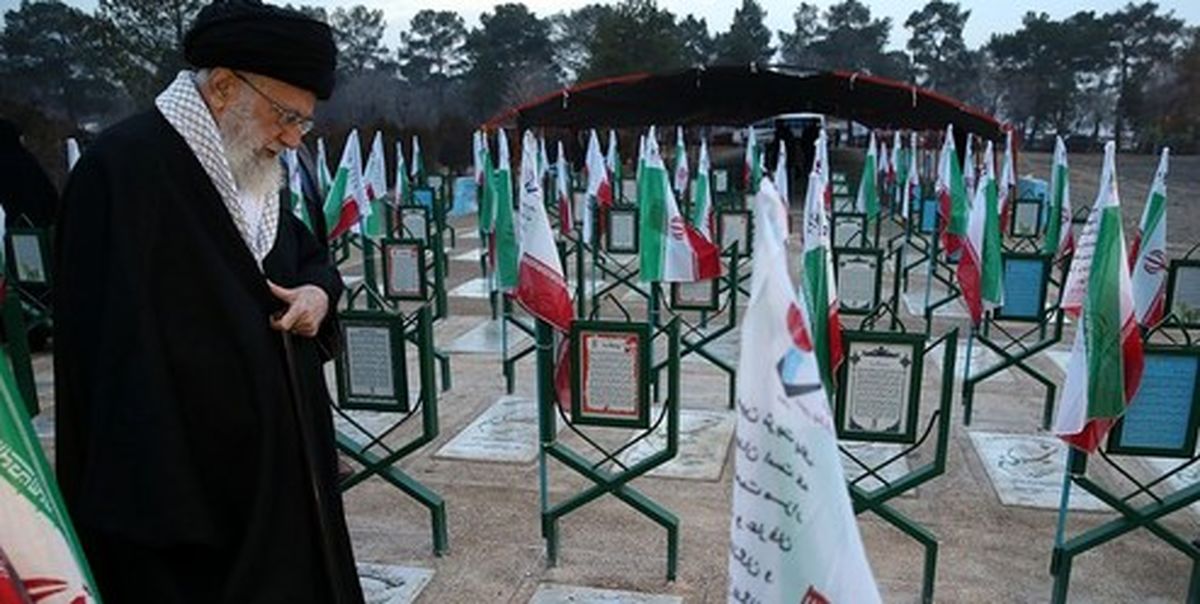 رهبر انقلاب: نام شهید بر فراز کوی‌ها و برزن‌ها موهبتی است که باید ادامه یابد