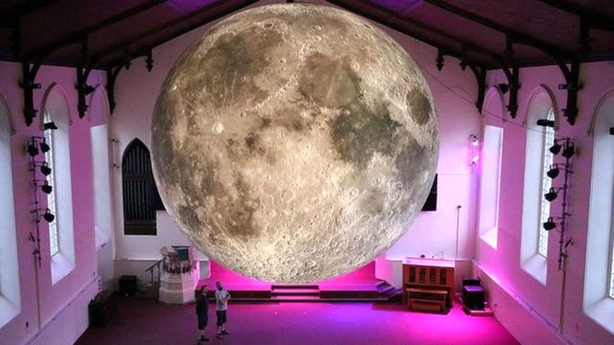 نمایش ماه در موزه! +تصاویر