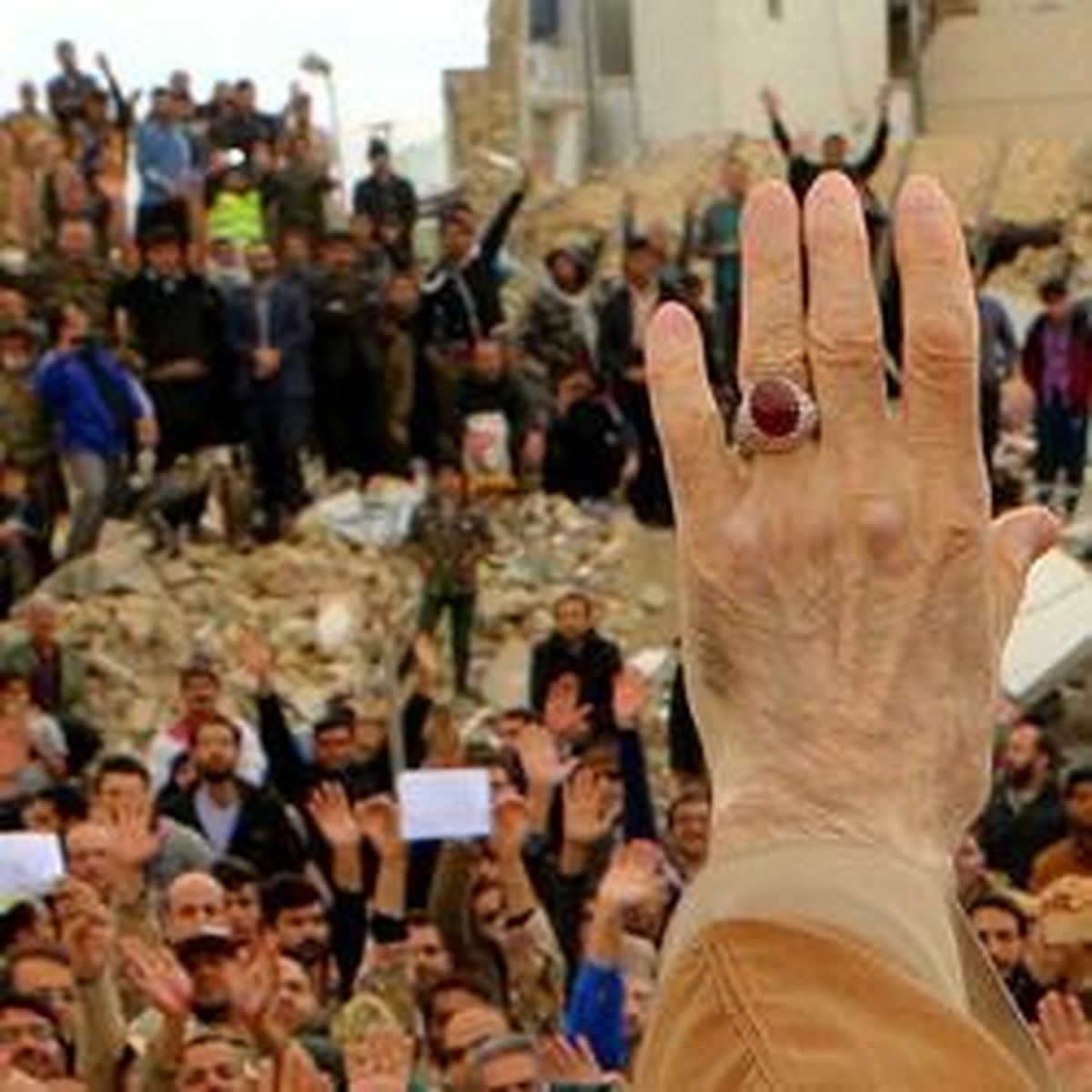 تصویری زیبا از بازدید رهبرانقلاب از مناطق زلزله زده
