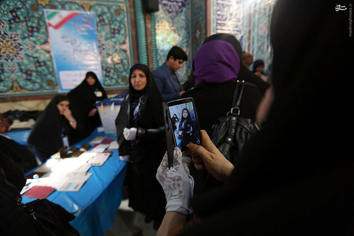 عکس: سلفی پای صندوق رأی