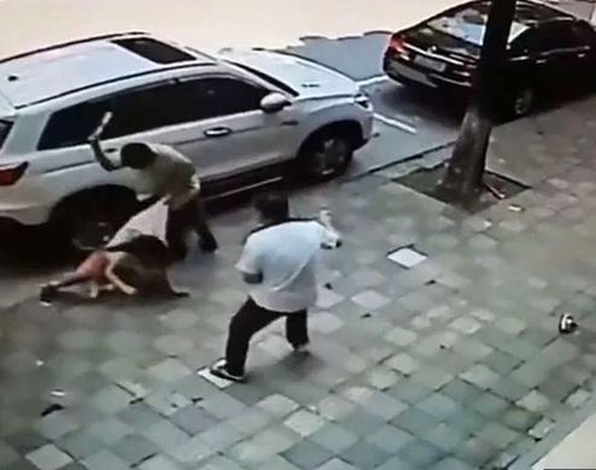 شوهر عصبانی همسرش را مقابل دادگاه کتک زد! +تصاویر