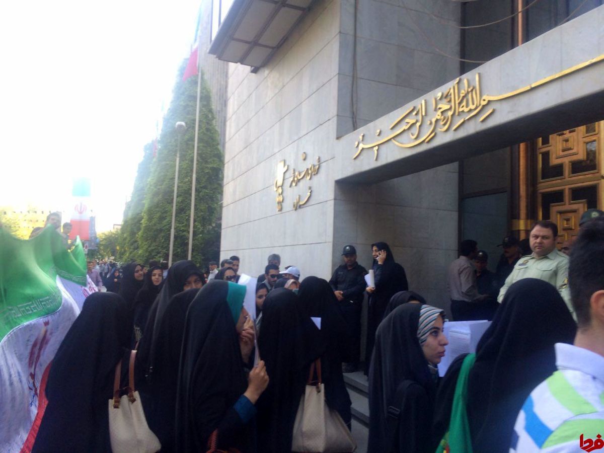 تصاویر: تجمع اعتراضی به تعطیل شدن خانه شهریاران جوان مقابل شورای شهر