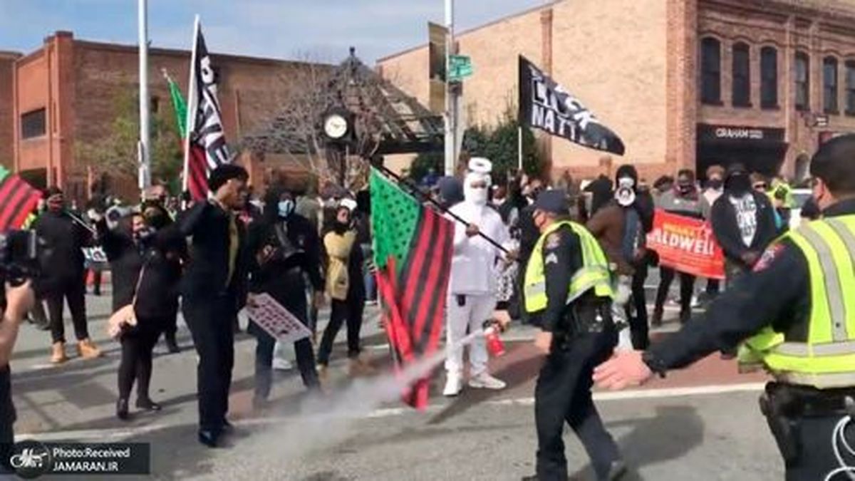 تصاویر: حمله پلیس آمریکا به تجمع انتخاباتی با اسپری فلفل!