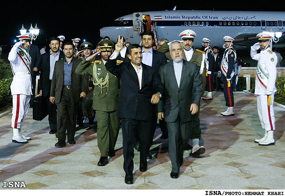 عکس/ بازگشت پیروزمندانه احمدی نژاد از پاکستان