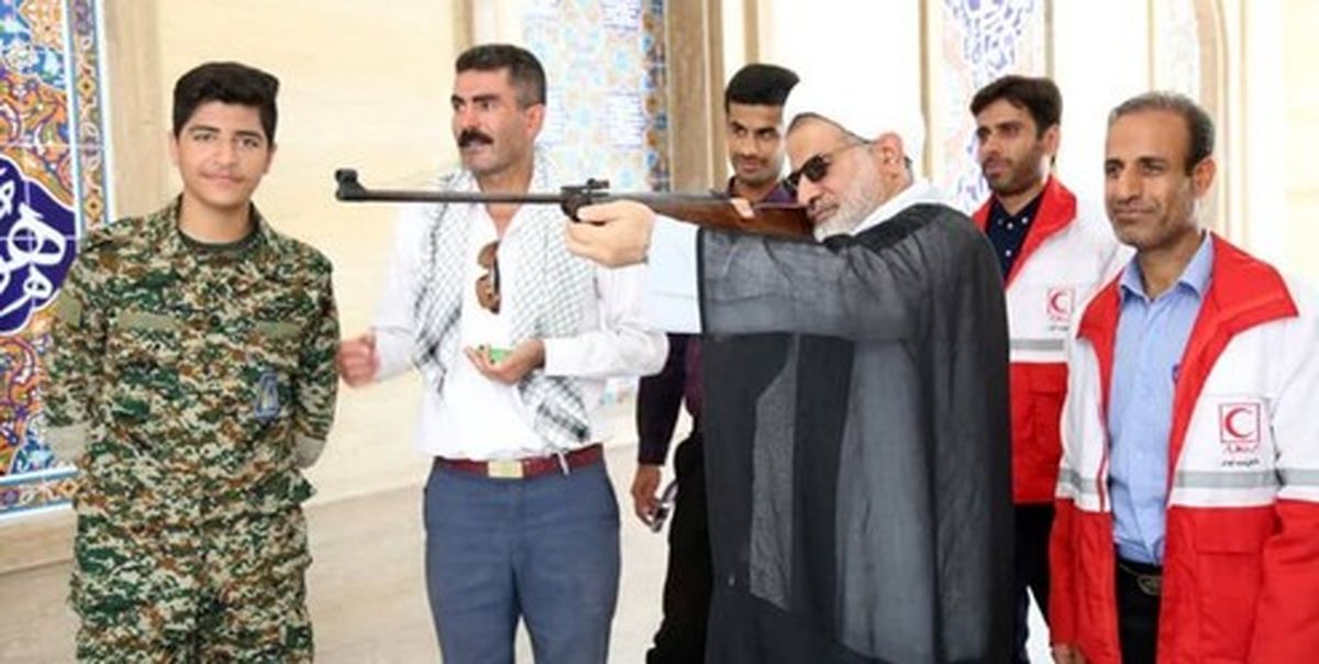 تیراندازی امام جمعه کنگان با تفنگ بادی +عکس