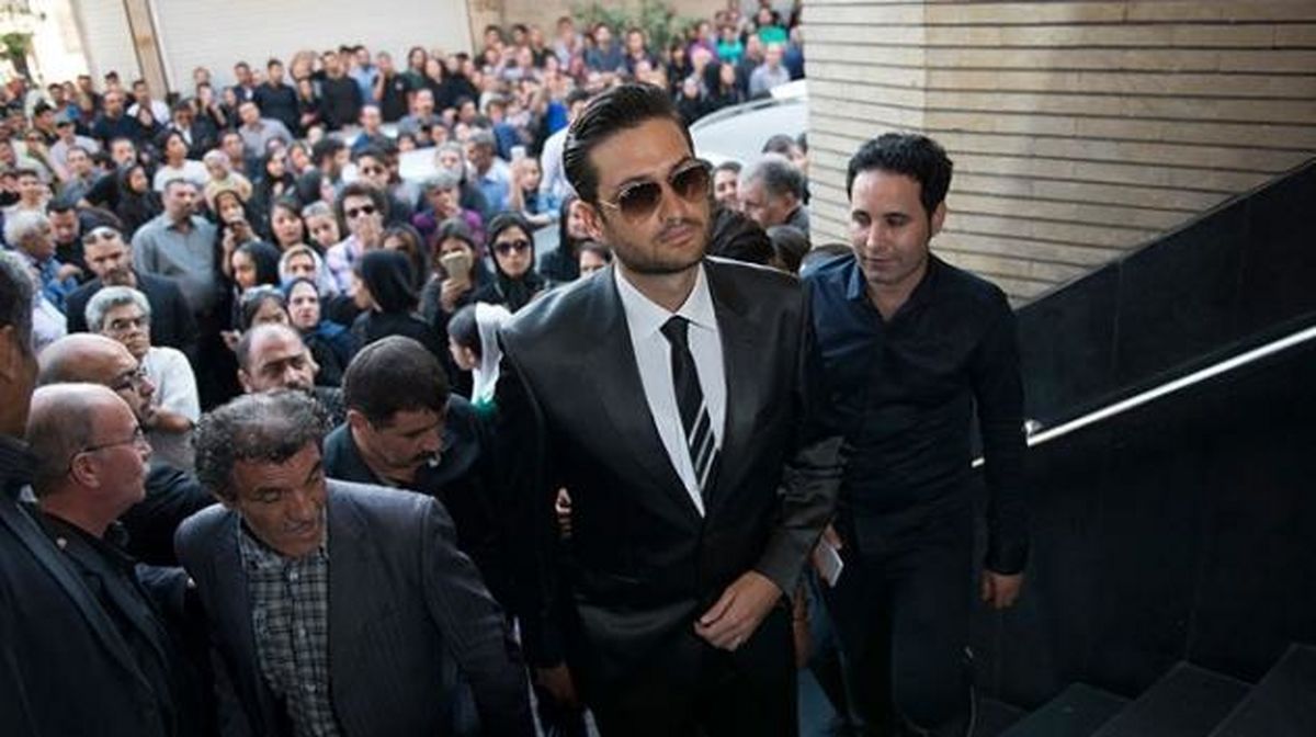 عکس:تیپ متفاوت بازیگر مرد در ختم مرحوم طباطبایی