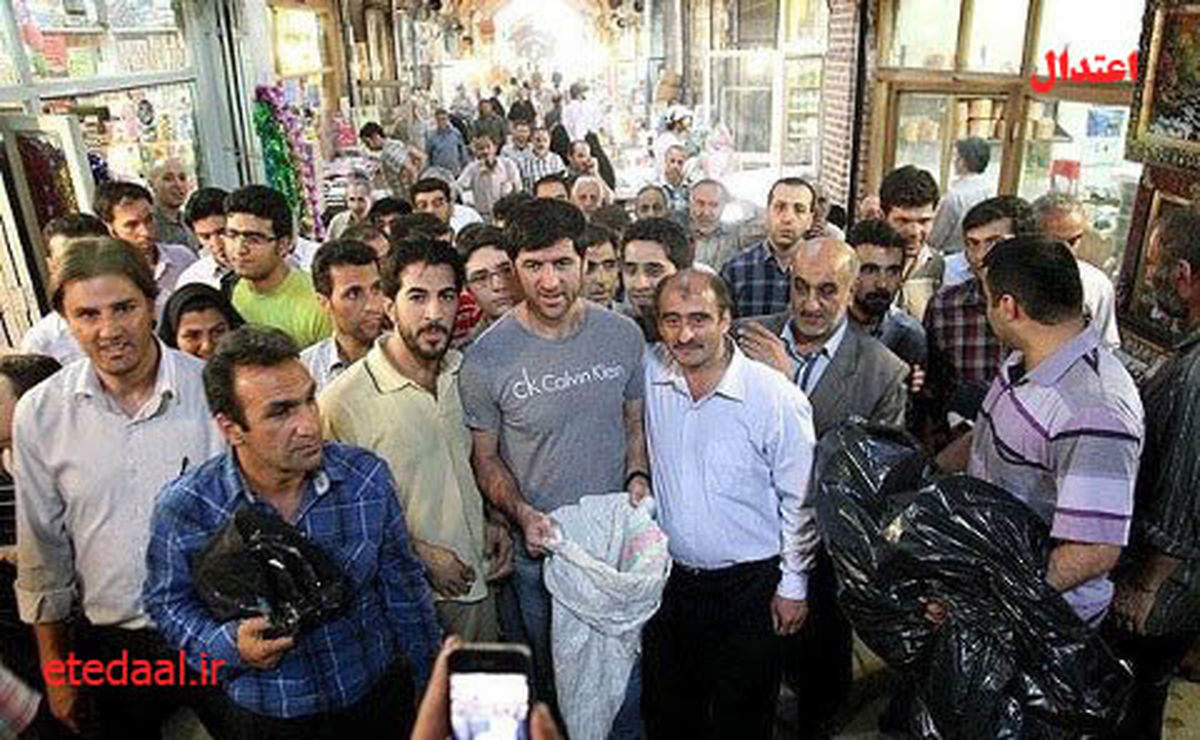 کریم‌‌باقری‌درحال‌جمع‌آوری‌کمک‌به‌زلزله‌زدگان/عکس